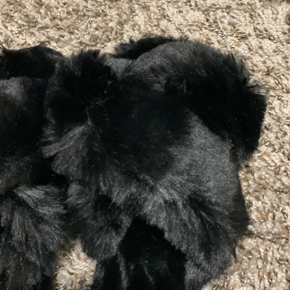 FamiPort Black Fuzzy Slides - Picture 4 of 4